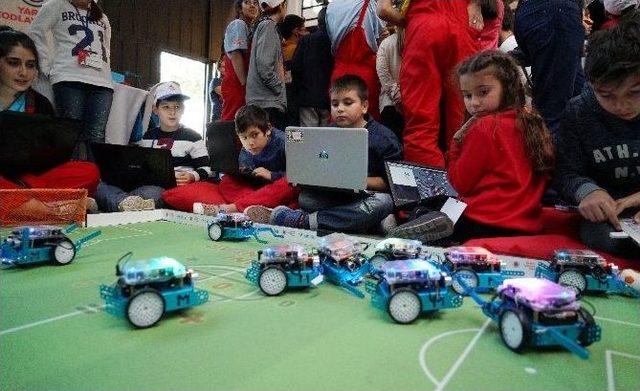 Türkiye Vodafone Vakfı, Çocuk Hackathon Etkinliklerine İzmir’den Başladı