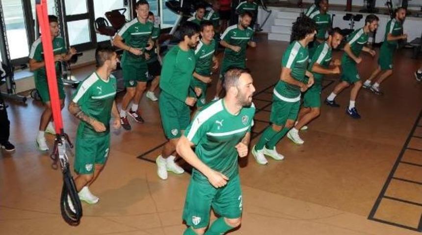 Bursaspor &Ouml;nce Ata'yı Andı, Sonra Antrenmana &Ccedil;ıktı