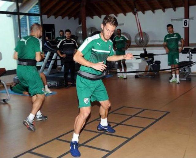 Bursaspor Önce Ata'yı Andı, Sonra Antrenmana Çıktı