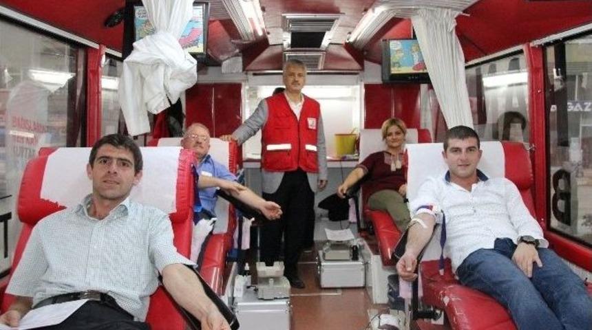 Ala&ccedil;am Ak Parti&rsquo;den Kızılay&rsquo;a Kan Bağışı