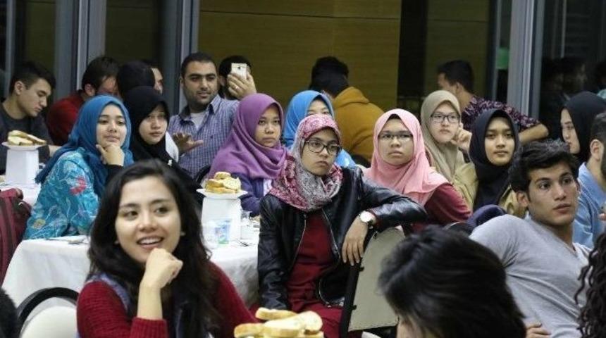 Uluslararası &Ouml;ğrenciler Yemekte Bir Araya Geldi