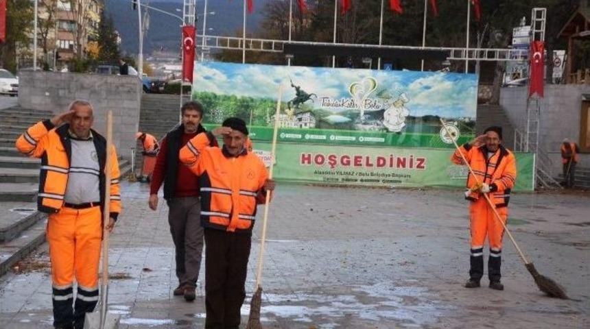 Temizlik İş&ccedil;ilerinden Saygı Duruşu