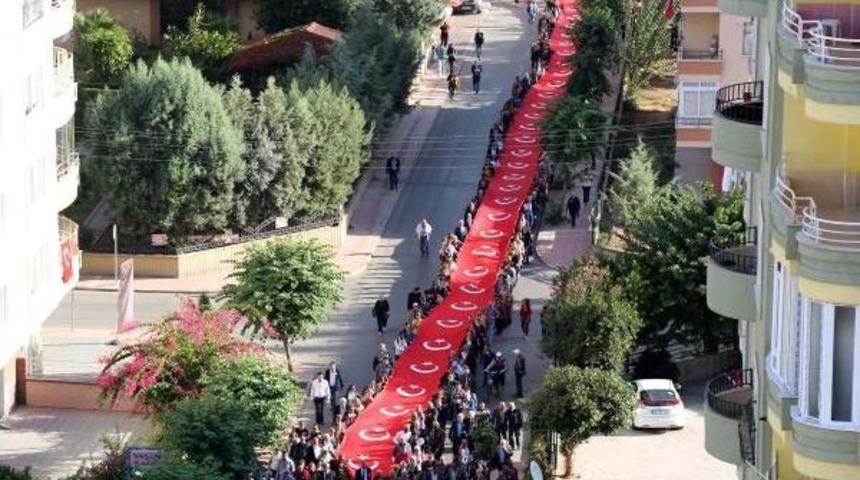 1730 Metrelik Ata'ya Saygı Zinciri