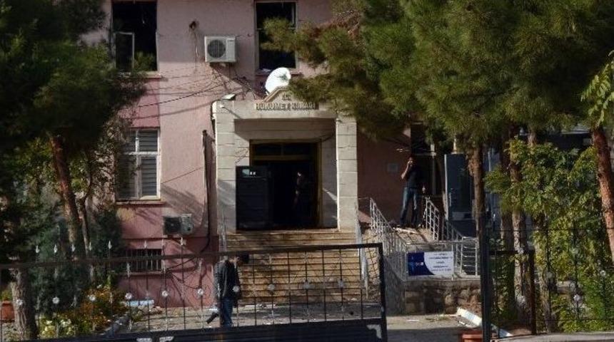 Teröristler Kaymakamı Hedef Aldı