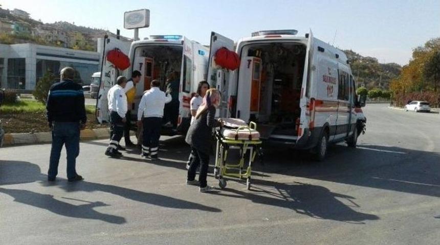 Bebeği Ambulans U&ccedil;ağa G&ouml;t&uuml;ren 112 Ekibi Kaza Yaptı: 6 Yaralı