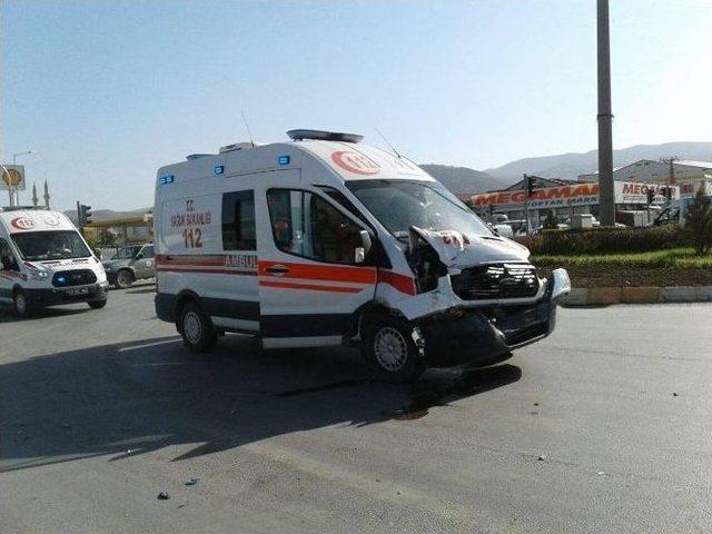 Bebeği Ambulans U&ccedil;ağa G&ouml;t&uuml;ren 112 Ekibi Kaza Yaptı: 6 Yaralı 1