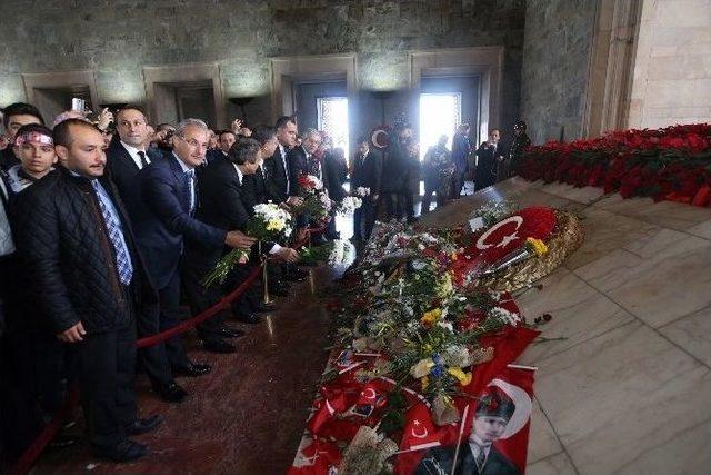 Ata&rsquo;nın &Ccedil;i&ccedil;ekleri, Z&uuml;beyde Anne&rsquo;nin Mezarından Geldi 2