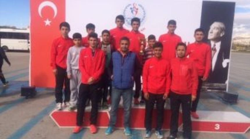 Atat&uuml;rk Koşusuna Nevşehirli Atletler Damga Vurdu