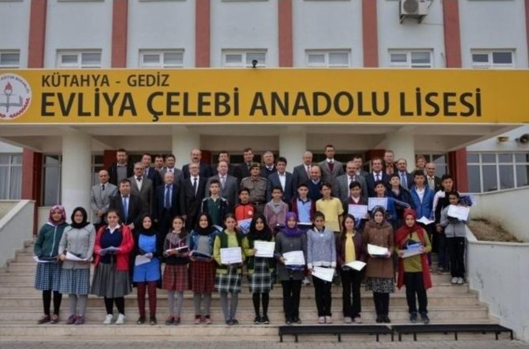 Gediz&rsquo;de Başarılı &Ouml;ğrenciler &Ouml;d&uuml;llendirildi
