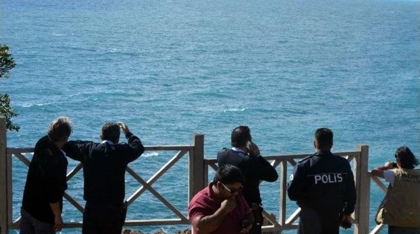 R&uuml;zgarlı Havada Denize Giren Adam Polisi Alarma Ge&ccedil;irdi