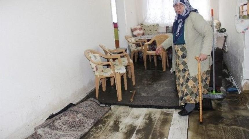 Denizli&rsquo;de Evleri Kanalizasyon Suyu Bastı