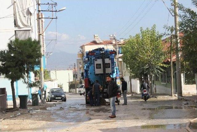 Denizli’de Evleri Kanalizasyon Suyu Bastı