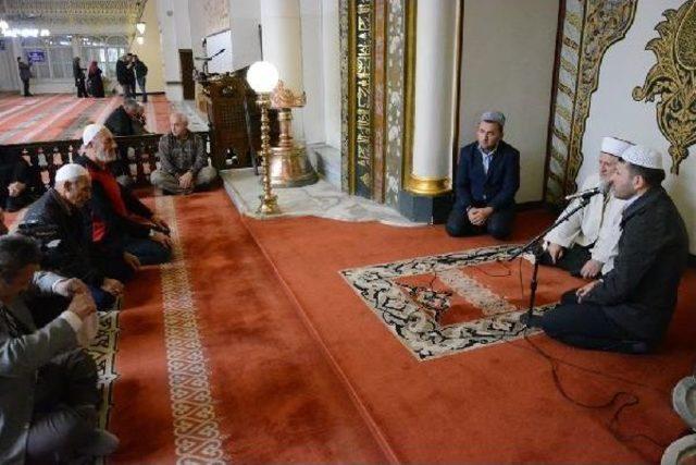 Atat&uuml;rk I&ccedil;in Mevlit Okutup, Aşure Dağıttılar 1