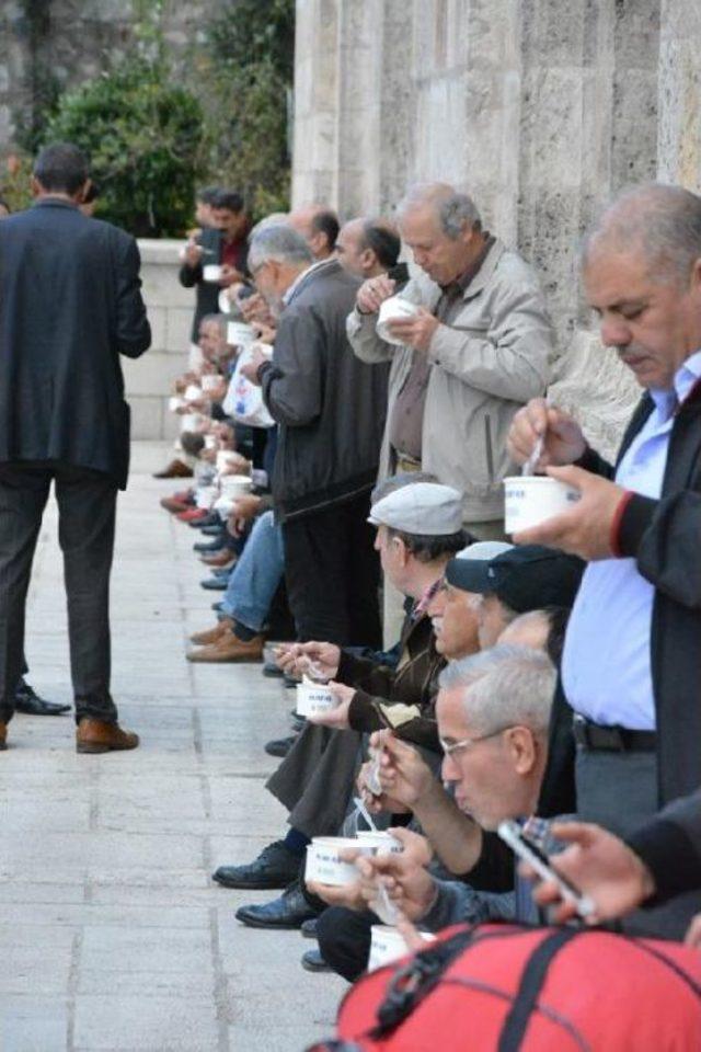 Atat&uuml;rk I&ccedil;in Mevlit Okutup, Aşure Dağıttılar 3