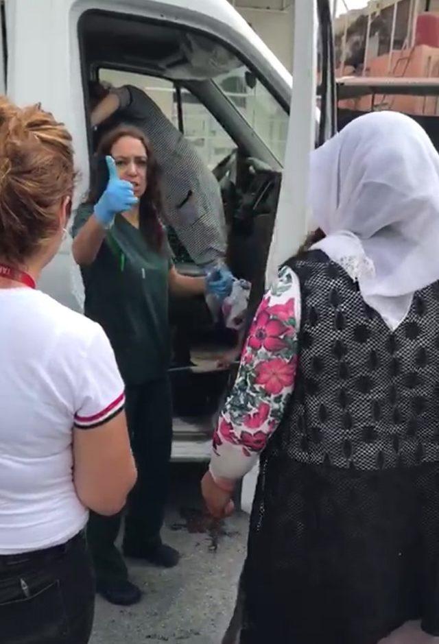 Hastane önünde araçta doğum yaptı