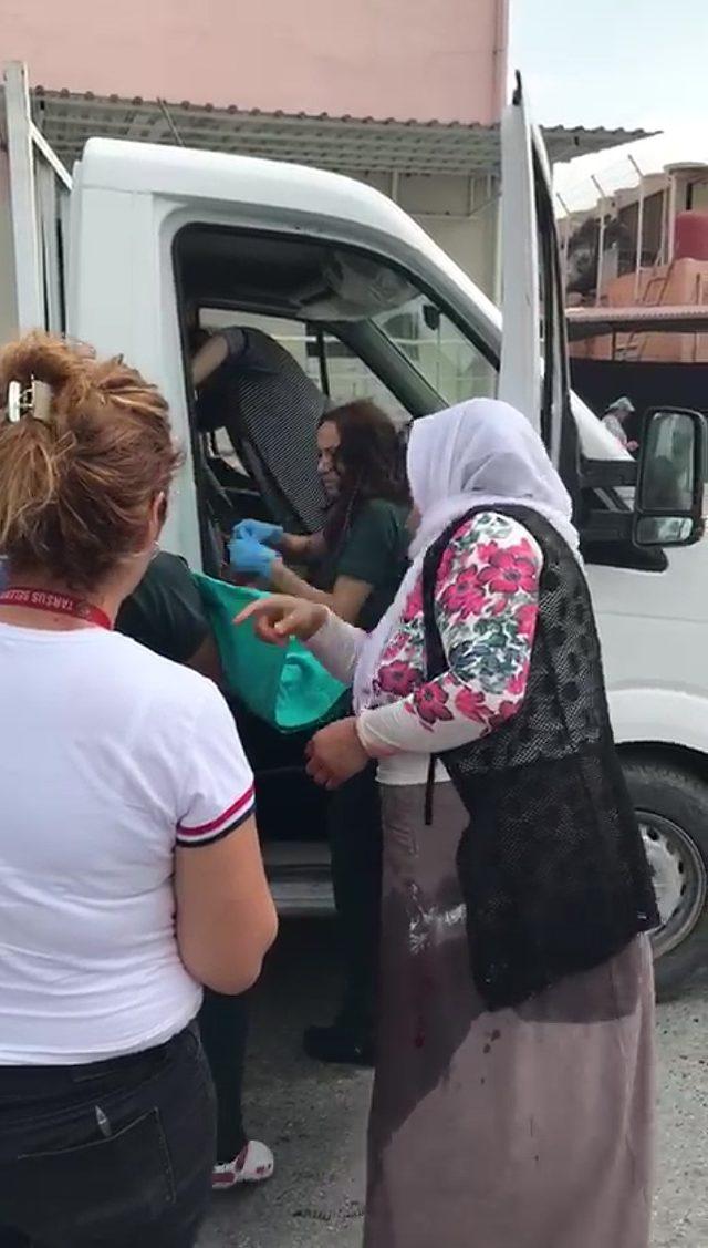 Hastane önünde araçta doğum yaptı