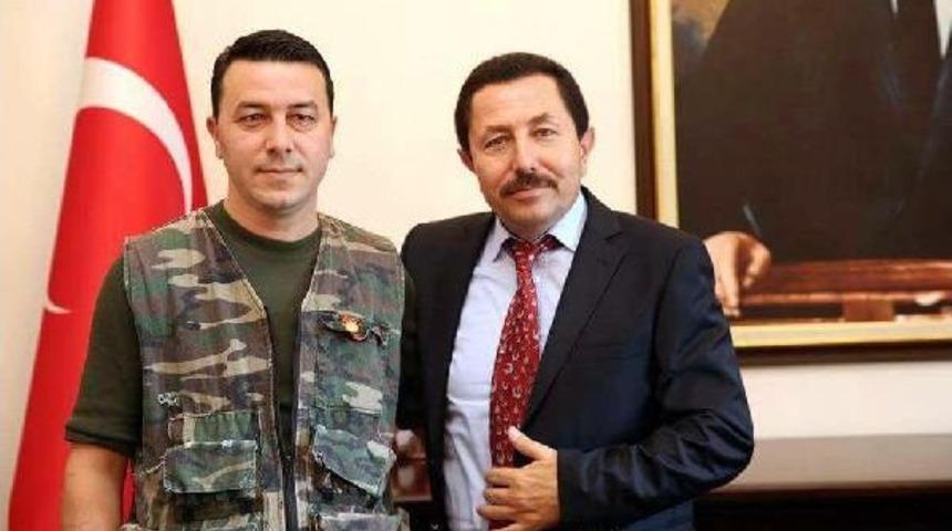 Yaralı Karacayı Omzunda Taşıyan Avcıya &Ouml;d&uuml;l