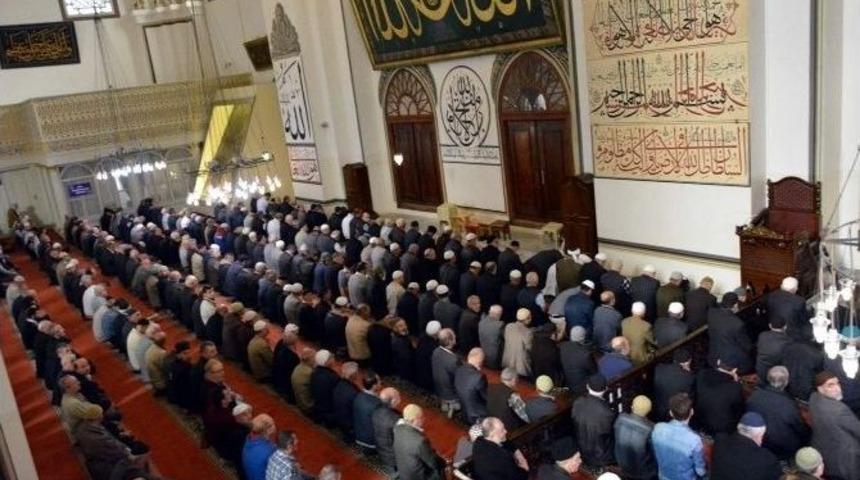 Atat&uuml;rk İ&ccedil;in Ulucami&rsquo;de Mevlid Okutup Aşure Dağıttılar