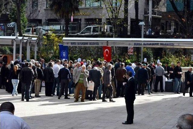 Atatürk İçin Ulucami’de Mevlid Okutup Aşure Dağıttılar