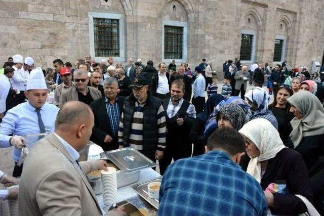 Atatürk İçin Ulucami’de Mevlid Okutup Aşure Dağıttılar