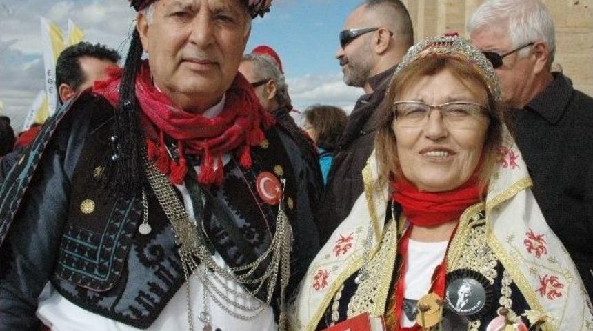 Ata&rsquo;nın Mozolesine &Ccedil;i&ccedil;ekler Z&uuml;beyde Anne&rsquo;den Geldi