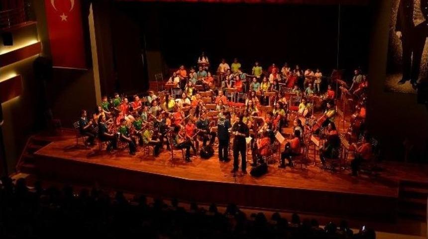 &ldquo;iki Elin Sesi Var" Mustafa Kemal İ&ccedil;in Sahne Aldı