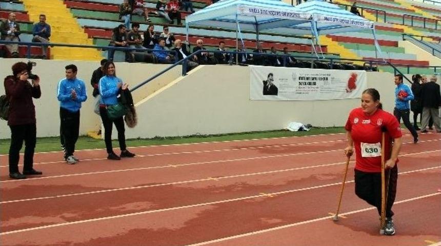 Atat&uuml;rk&rsquo;&uuml; Anmak İ&ccedil;in Koltuk Değnekleri İle Koştu