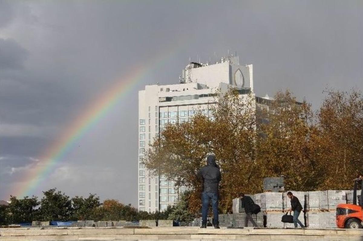 Taksim&rsquo;de Yağmur Sonrası G&ouml;kkuşağı S&uuml;rprizi