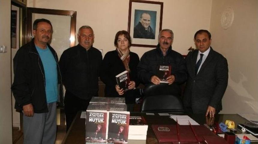 Kulu&rsquo;da, Yardımlaşma Derneği "nutuk" Kitabı Dağıttı