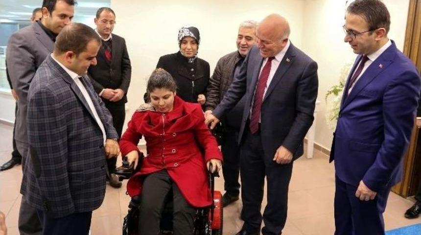 Hayırsever İşadamından Engelli Gen&ccedil; Kıza Ak&uuml;l&uuml; Ara&ccedil; Jesti