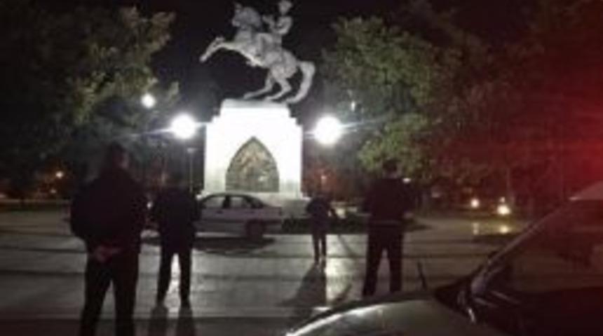 Otomobilini Atat&uuml;rk Anıtı &Ouml;n&uuml;ne Park Edip Marş &Ccedil;aldı