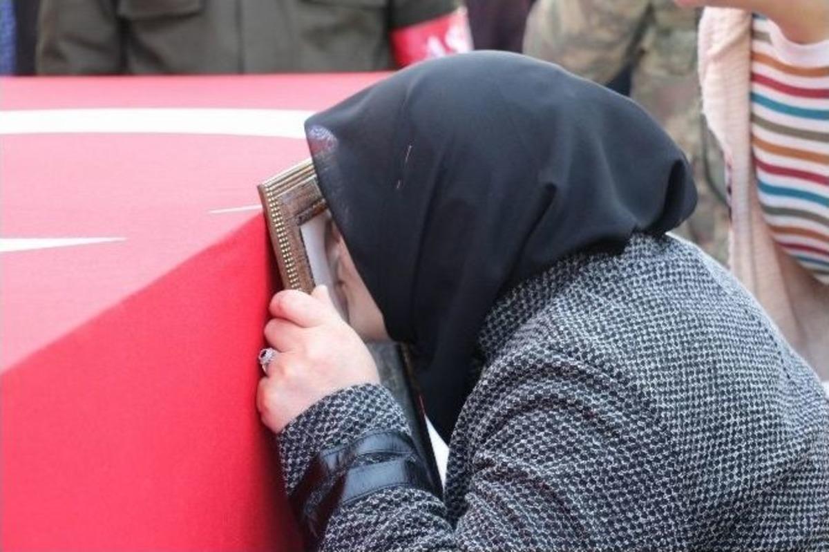 Şehit S&ouml;zleşmeli Er &Ccedil;akır G&ouml;zyaşları İ&ccedil;erisinde Son Yolculuğuna Uğurlandı