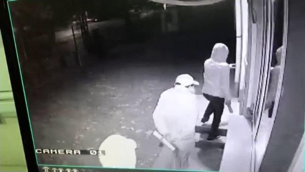 Maskeli, Sopalı Şahıslar İneg&ouml;lspor&rsquo;a Saldırdı, O Anlar Kameraya Yansıdı