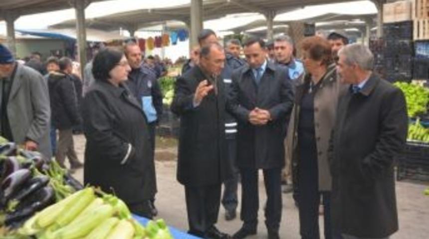 Başkan Köksoy, Belediye Meclis Üyeleriyle Birlikte Kapalı Halk Pazarını Gezdi