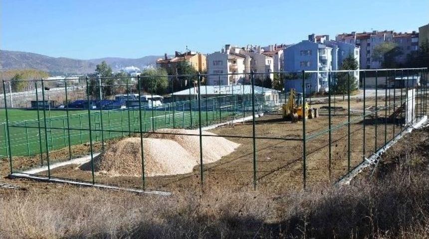 Boz&uuml;y&uuml;k&rsquo;te Tenis Kortlarının Yapımına Başlandı