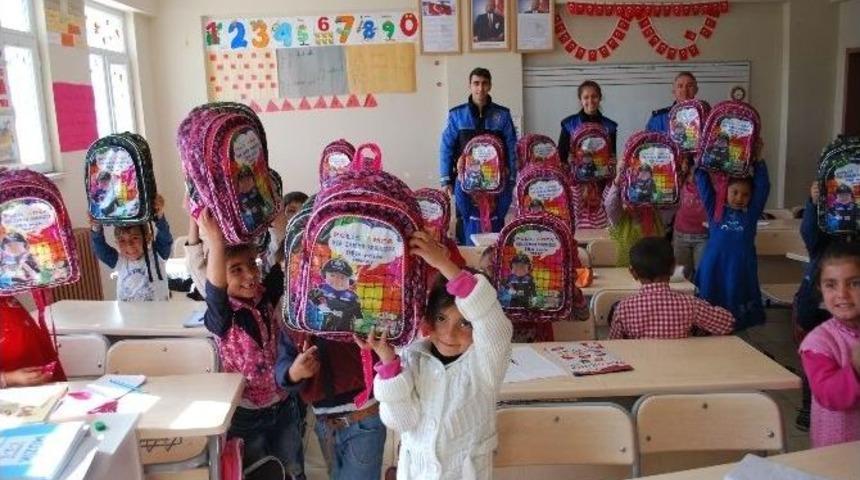 Ağrı&rsquo;da &Ouml;ğrencilere Kırtasiye Seti Dağıtıldı