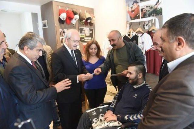 Kılı&ccedil;daroğlu, Serseri Kurşunun Fel&ccedil; Ettiği Lise &Ouml;ğrencsi Ahmet Emre yi Ziyaret Etti 1