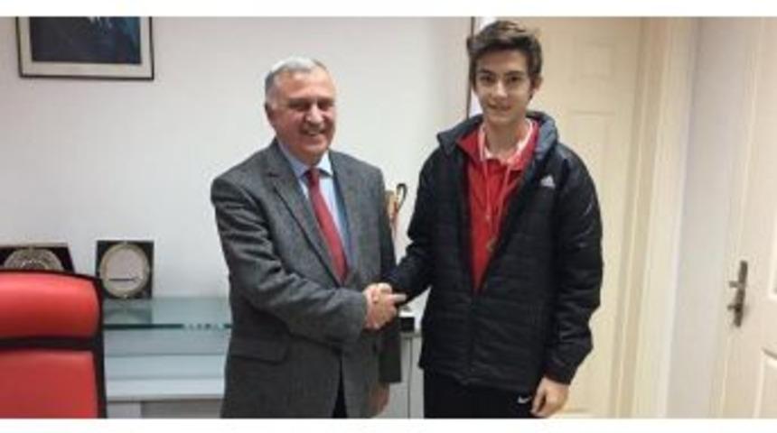 Avrupa &Uuml;&ccedil;&uuml;nc&uuml;s&uuml; Olan Sporcu, Tam Altınla &Ouml;d&uuml;llendirildi