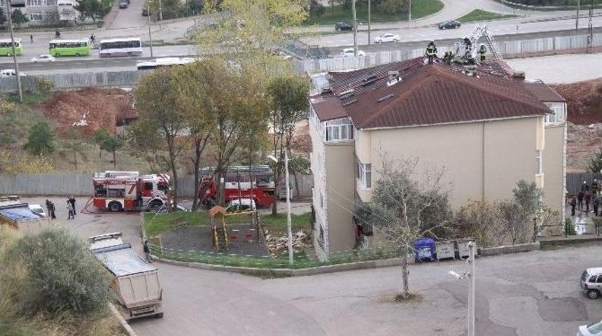 Tadilat Yapılan &Ccedil;atı Alev Alev Yandı