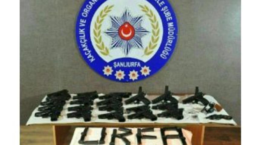 Otomobilin Yakıt Deposunda 27 Tabanca Ele Ge&ccedil;ti