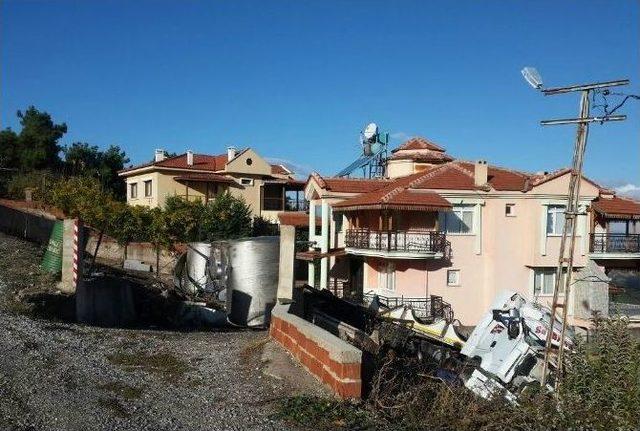 S&uuml;t Tankeri Villanın Bah&ccedil;esine U&ccedil;tu: 1 Yaralı 1