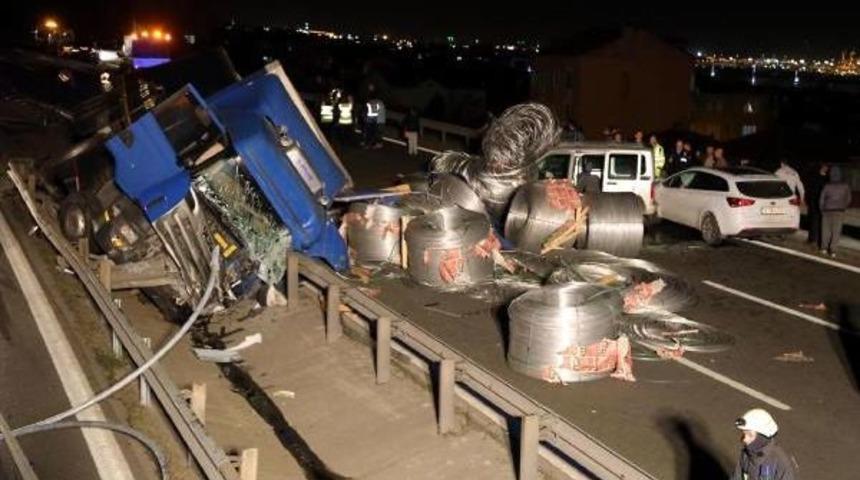 Devrilen Tır'daki &Ccedil;elik Halatlar, Ara&ccedil;ların &Uuml;zerine D&uuml;şt&uuml;: 4 Yaralı