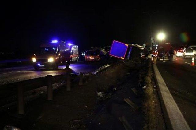 Devrilen Tır'daki Çelik Halatlar, Araçların Üzerine Düştü: 4 Yaralı