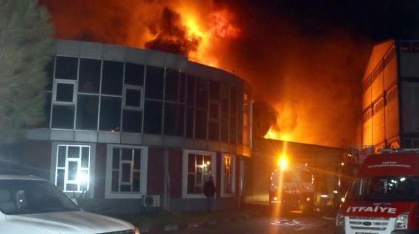 Lastik Fabrikasında Cıkan Yangın Maddi Hasara Neden Oldu