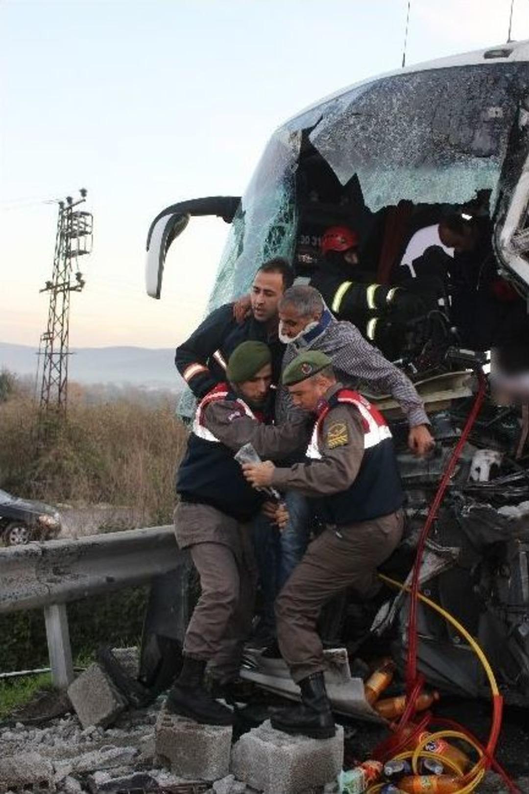 D&uuml;zce&rsquo;de Feci Kaza: 1 &Ouml;l&uuml;, 10 Yaralı