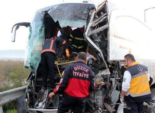 Tır a &Ccedil;arpan Otob&uuml;ste S&uuml;r&uuml;c&uuml; &Ouml;ld&uuml;, 10 Yolcu Yaralandı 1