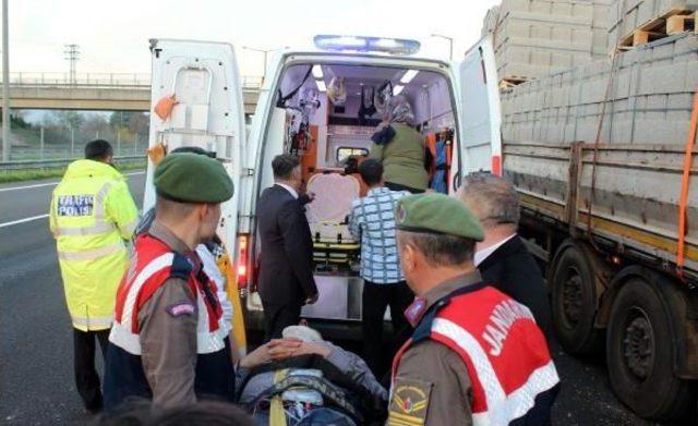 Tır a &Ccedil;arpan Otob&uuml;ste S&uuml;r&uuml;c&uuml; &Ouml;ld&uuml;, 10 Yolcu Yaralandı 2