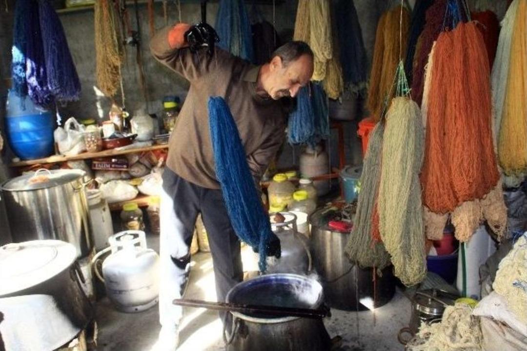 (&ouml;zel Haber) Kaybolmaya Y&uuml;z Tutmuş Kilimlere Renk Veriyor