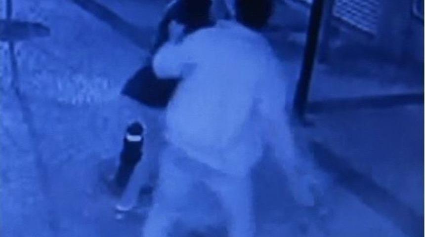 (&ouml;zel Haber) Tartıştığı Kız Arkadaşını Sokak Ortasında Tokatladı