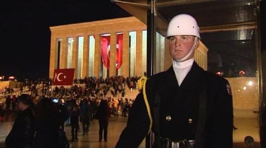Anıtkabir'e Ziyaret&ccedil;i Akını Gece Saatlerine Kadar S&uuml;rd&uuml;